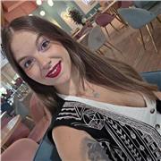 Empática, atenta, resolutiva, dinámica, paciente, extrovertida, puntual, asertiva.